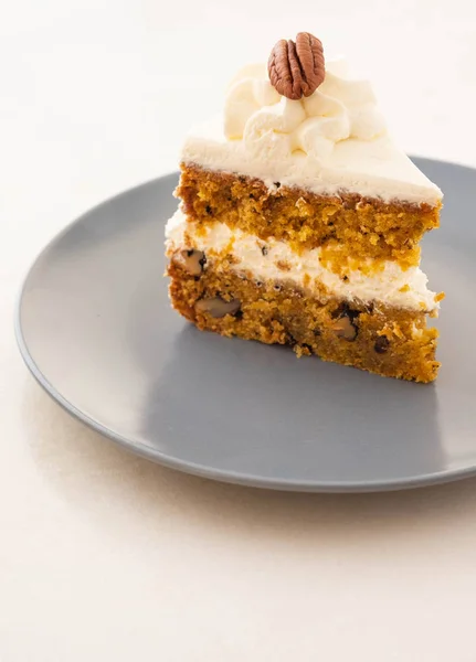 Rebanada de pastel de zanahoria con glaseado de queso crema en la mesa blanca. Copiar espacio. Torta vegana . — Foto de Stock