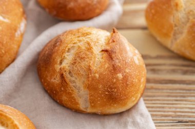 Taze pişmiş ekmek koyu gri mutfak masasında, kopya alanı.