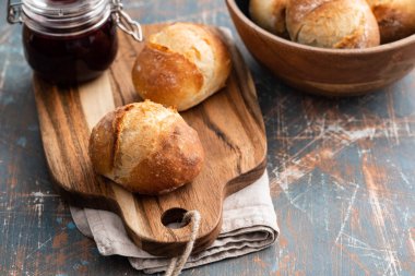 Taze pişmiş ekmek koyu gri mutfak masasında, kopya alanı.