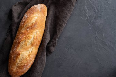 Taze pişmiş ekmek koyu gri mutfak masasında, kopya alanı.