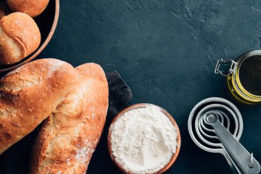 Taze pişmiş ekmek koyu gri mutfak masasında, kopya alanı.