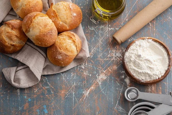 Nybakat bröd på mörk grå köksbord, kopia utrymme. — Stockfoto