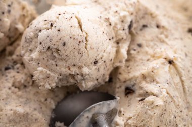 Spesiyal İtalyan stracciatella dondurma kepçesiyle kremalı vanilyalı dondurmanın içinde koyu çikolata.