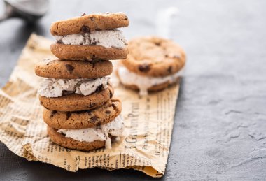 Kağıt arka plan üzerinde ev yapımı çikolata Chip Cookie dondurma Sandiwch.