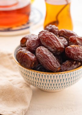 Bir kase taze Medjool tarih. Ramazan kareem. Beyaz arka plan. Türk usulü. Kopya alanı.