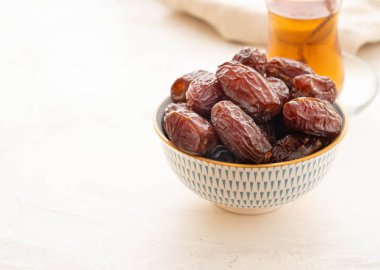 Bir kase taze Medjool tarih. Ramazan kareem. Beyaz arka plan. Türk usulü. Kopya alanı.