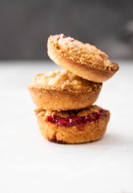 Noel kurabiyeleri. Ahududu ile Linzer tanımlama yeşil tablo arka planda sıkıştır. Geleneksel Avusturya bisküvi dolu. En iyi görünüm ve kopya alanı