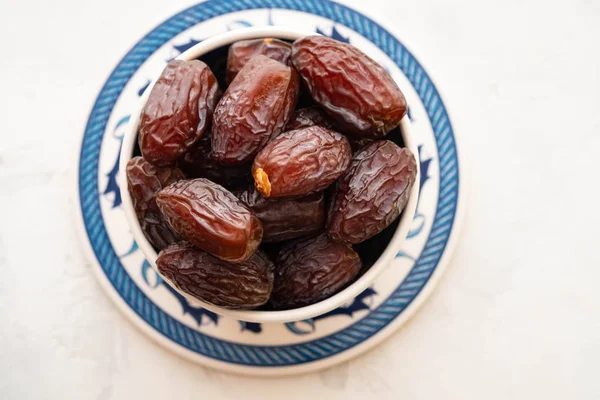 Bir kase taze Medjool tarih. Ramazan kareem. Beyaz arka plan. Türk usulü. Üstten görünüm. Kopya alanı.