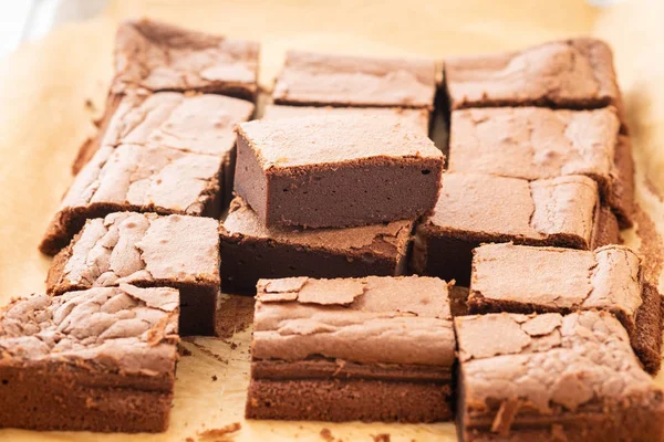 Hausgemachte Brownies mit dunkler Schokolade auf Papierhintergrund. Kopfschuss. — Stockfoto