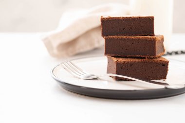 Çikolatalı kek kare parça parça yığın beyaz tabakta. Amerikan geleneksel lezzetli tatlı. Kopya alanı.