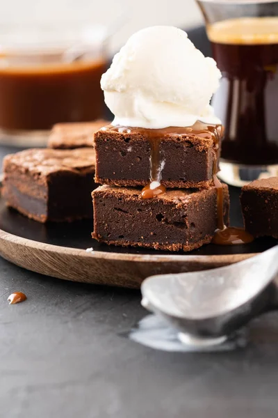 Brownies de chocolate con caramelo salado, helado de vainilla. Copiar espacio . — Foto de Stock