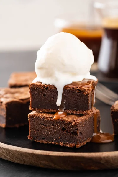 Brownies de chocolate con caramelo salado, helado de vainilla. Copiar espacio . — Foto de Stock