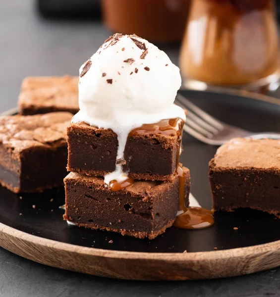 Brownies de chocolate con caramelo salado, helado de vainilla. Copiar espacio . — Foto de Stock