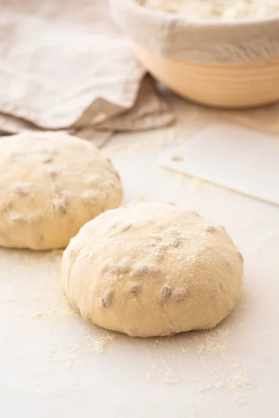 Boules de pâte recouvertes de farine de blé prête à cuire. Espace de copie . — Photo