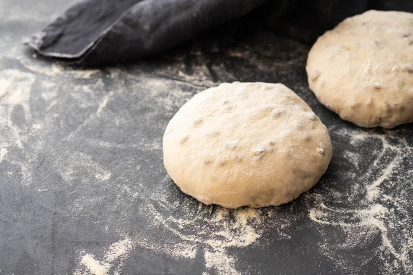 Boules de pâte recouvertes de farine de blé prête à cuire. Espace de copie . — Photo