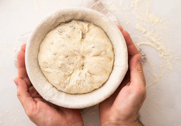 Händer som håller degen redo för bakning, närbild, kopiera utrymme. — Stockfoto