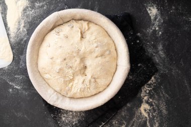 Taze domates ve kurutulmuş makarna yaprak yeşil fesleğen yaprakları ile İtalyan lazanya için malzemeler. Kopya alanı.