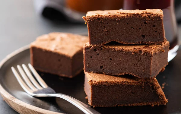 Brownies de chocolate doble. Brownies caseros de chocolate con chispas de chocolate y fondo negro. Copiar espacio . — Foto de Stock