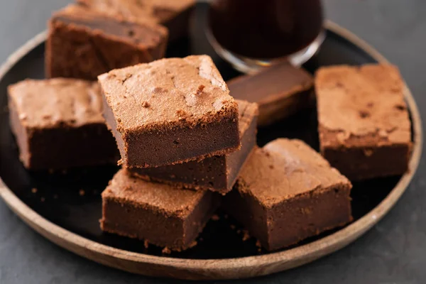 Brownies de chocolate doble. Brownies caseros de chocolate con chispas de chocolate y fondo negro. Copiar espacio . — Foto de Stock