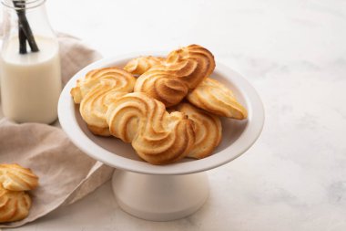 Bir şişe süt ile ev yapımı kurabiye.