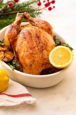 Kızartma tavuk limon, sarımsak ve biberiye ile Noel için. Noel kavramı.