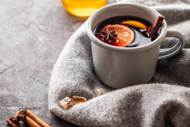 Baharatlar ve narenciye meyve sonbahar arka planda gri rustik kupalar mulled şarap. Kopya alanı.