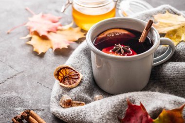 Baharatlar ve narenciye meyve sonbahar arka planda gri rustik kupalar mulled şarap. Kopya alanı.