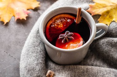 Baharatlar ve narenciye meyve sonbahar arka planda gri rustik kupalar mulled şarap. Kopya alanı.