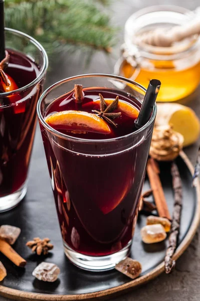 Hot mulled wine with spices, apple and orange on chrictmas background. Copy space. — Stock Photo, Image