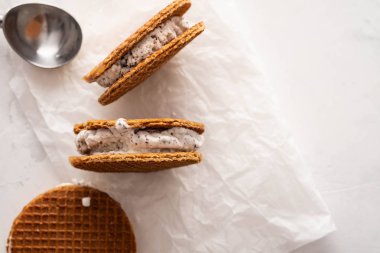 Yığın dondurma sandviç beyaz bir arka plan üzerinde izole Çerezler ile. Kopya alanı.