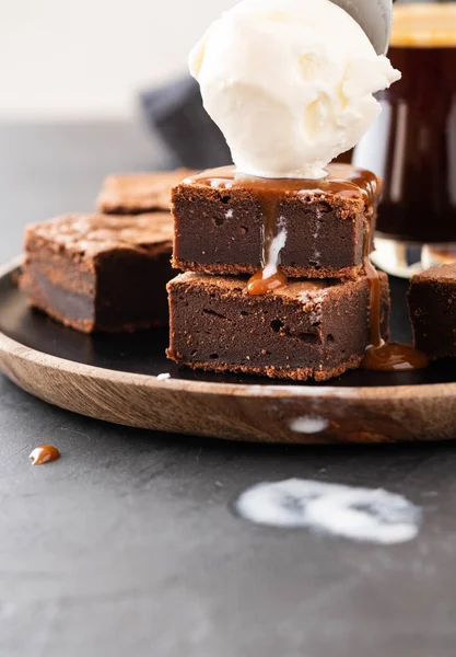 Čokoládové brownies s slané karamel a vanilková zmrzlina. Kopírovat prostor. — Stock fotografie
