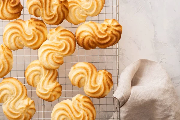 Biscotti fatti in casa con una bottiglia di latte . — Foto Stock