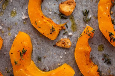 Beyaz arka plan olarak kagit üzerinde kabak yeşil ve deniz tuzu ile dilimlenmiş. Üstten görünüm. Kopya alanı.