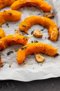 Beyaz arka plan olarak kagit üzerinde kabak yeşil ve deniz tuzu ile dilimlenmiş. Üstten görünüm. Kopya alanı.