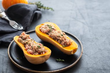 Kabak ile kekik kıyılmış et, siyah bir plaka üzerinde sarımsak ile. Sağlıklı mevsim sonbahar mutfağı. Kopya alanı.