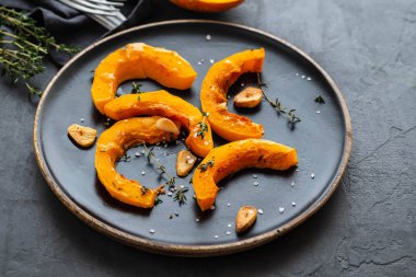 Sarımsak ve biberiye siyah bir plaka üzerinde pişmiş kabak taşlarla. Kopya spase.