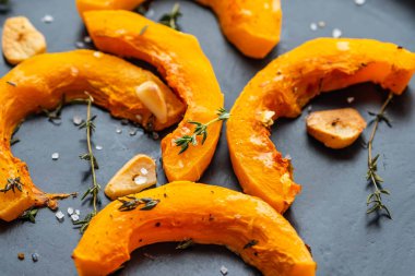 Sarımsak ve biberiye siyah bir plaka üzerinde pişmiş kabak taşlarla. Kopya spase.