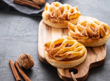 Ev yapımı elma pasta veya sonbahar arka plan üzerinde tart. Sonbahar kavramı. Kopya alanı.