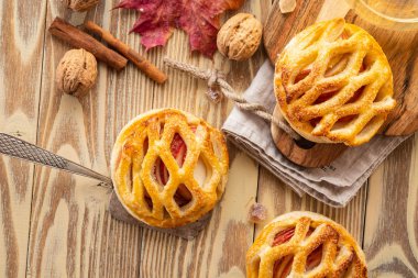 Ev yapımı elma pasta veya sonbahar arka plan üzerinde tart. Sonbahar kavramı. Kopya alanı.