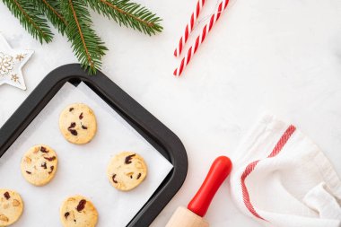 Kızılcık ve fındık ile Noel tatlılar. Noel dekorasyonu. Üstten görünüm. Kopya alanı.