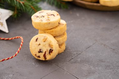 Kızılcık ve fındık ile Noel tatlılar. Noel dekorasyonu. Kopya alanı.