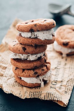 Kağıt arka plan üzerinde ev yapımı çikolata Chip Cookie dondurma Sandiwch.