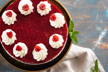 Ahududu krem mus beyaz arka plan üzerinde hiçbir pişmiş peynirli kek pasta. Kopya alanı.