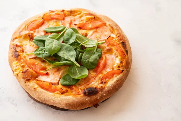 Traditionele huisgemaakte dunne korst pizza met spinazie, tomaat en mozzarella. Kopiëren van ruimte. — Stockfoto