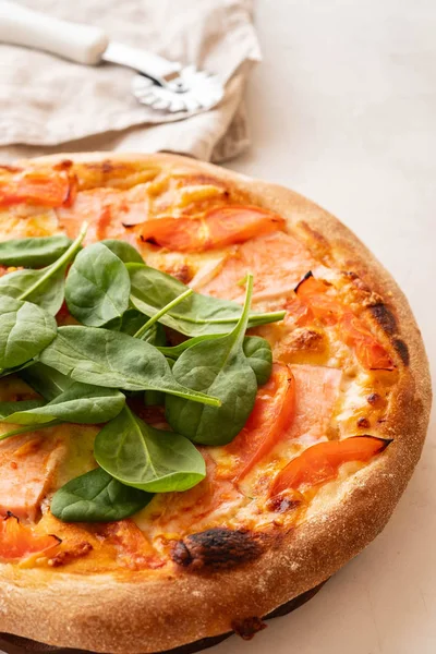 Traditionele huisgemaakte dunne korst pizza met spinazie, tomaat en mozzarella. Kopiëren van ruimte. — Stockfoto