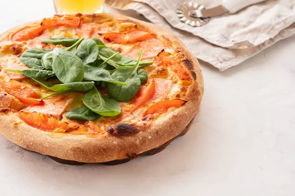 Traditionele huisgemaakte dunne korst pizza met spinazie, tomaat en mozzarella. Kopiëren van ruimte. — Stockfoto