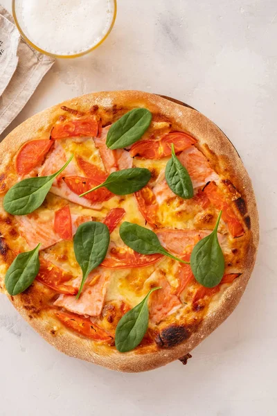 Traditionele huisgemaakte dunne korst pizza met spinazie, tomaat en mozzarella. Kopiëren van ruimte. — Stockfoto