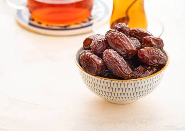 Bir kase taze Medjool tarih. Ramazan kareem. Beyaz arka plan. Türk usulü. Kopya alanı.
