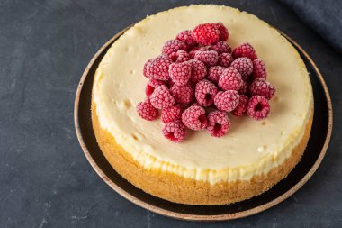 Ahududu ile vanilya New York cheesecake. Kopya spase.