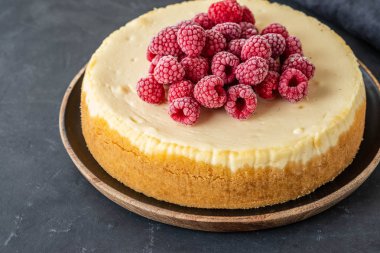 Ahududu ile vanilya New York cheesecake. Kopya spase.